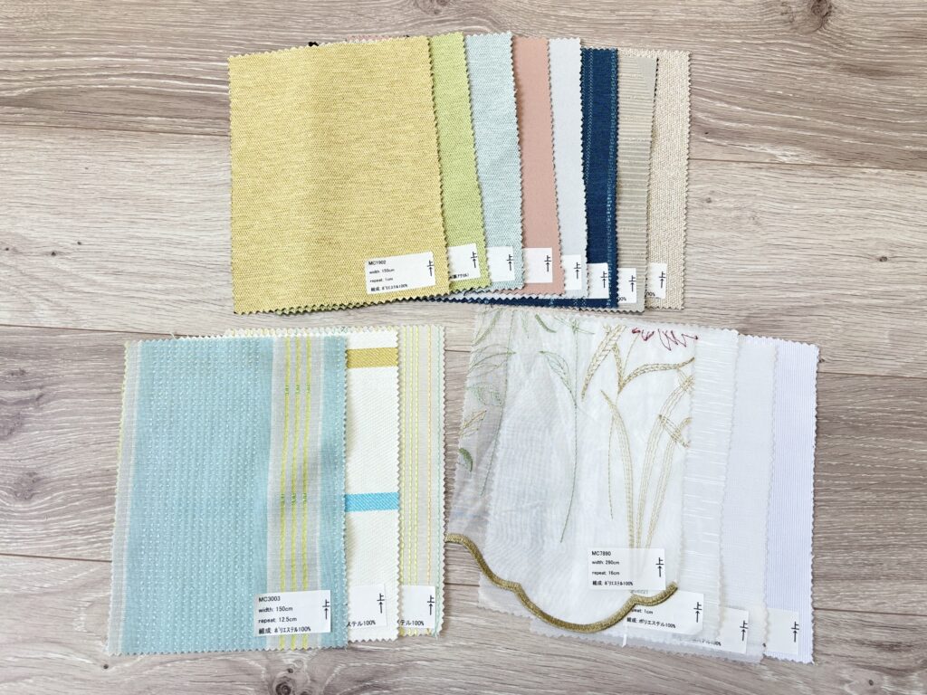 カーテンサンプル生地。窓カフェでは15枚まで無料で注文可能。
