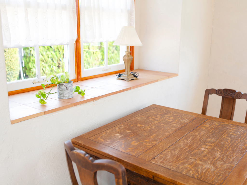 窓際にある家具の日焼け。紫外線によって家具や床も日焼けをしたり劣化が進むことがある。