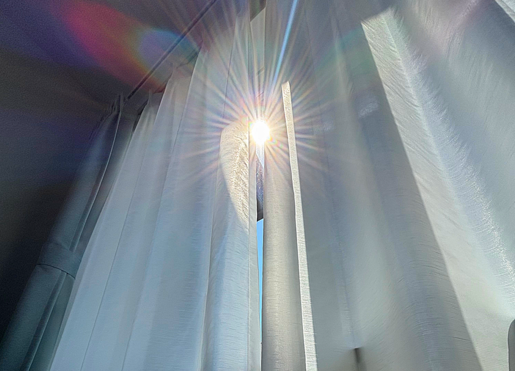 窓から日光が差し込んでいる。